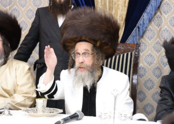 טיש סוכות בחצר הקודש