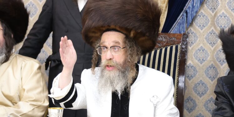 טיש סוכות בחצר הקודש