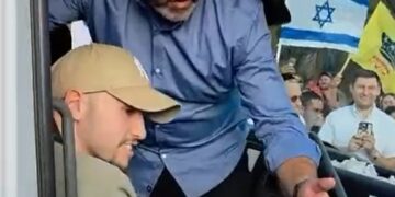 צפו: בית שמש קיבלה את שורד השבי איתן מור