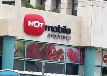 הוט מובייל נקנסה ביותר מ-300 אלף שקלים בגין חיובי יתר
