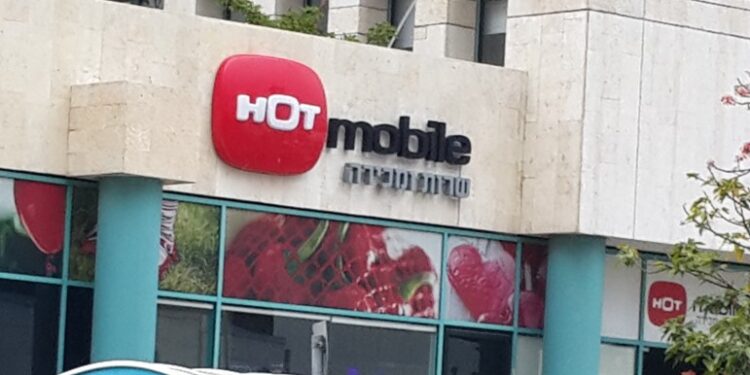 הוט מובייל נקנסה ביותר מ-300 אלף שקלים בגין חיובי יתר