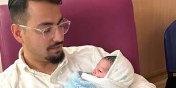 מזל טוב! כתב ערוץ 14 חובק בת שלישית