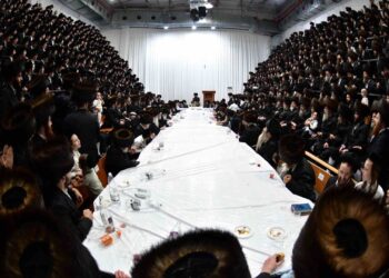 תפילת מעריב וקידוש לבנה במוצאי יום כיפור בסערט ויז’ניץ