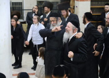 חיפה: תיעוד משמחות בית השואבה בחצרות ביאלא, קהל חסידים, וויז׳ניץ