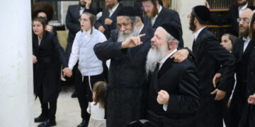 חיפה: תיעוד משמחות בית השואבה בחצרות ביאלא, קהל חסידים, וויז׳ניץ