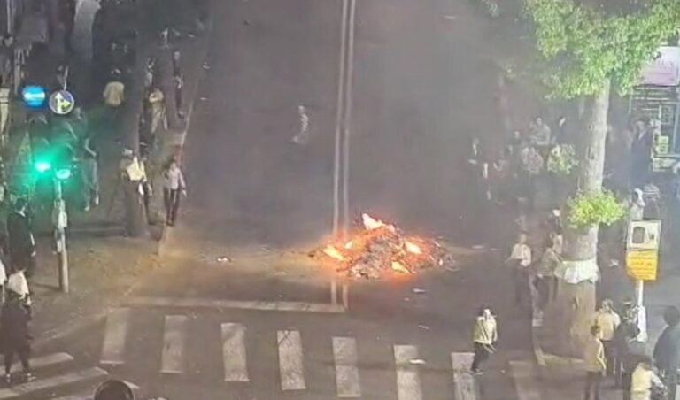 ירושלים: שני שוטרים נפצעו בהפגנה נגד הגיוס