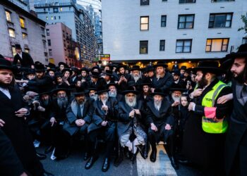 ניו יורק: עשרות אלפי חסידים בהפגנה מול קונסוליית ישראל