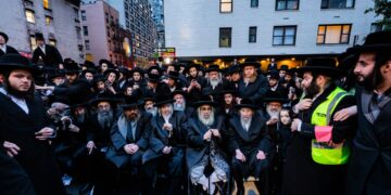 ניו יורק: עשרות אלפי חסידים בהפגנה מול קונסוליית ישראל