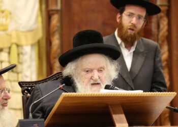 מרן הגאב”ד פרץ בבכי לעיני הקהל העצום וזעק ‘זה גזירת שמד’.