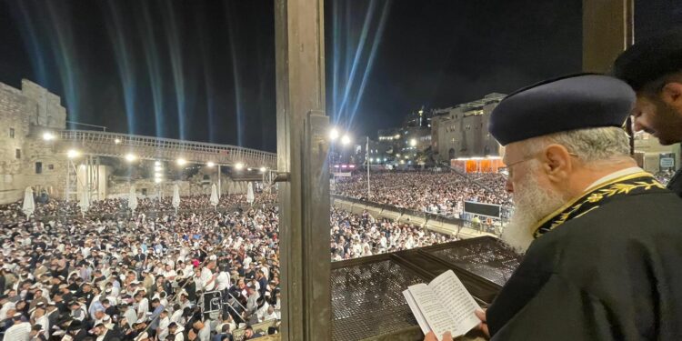 עשרות אלפים במעמד הסליחות של ערב יו”כ בכותל המערבי