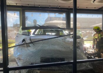 אדם נהרג כשישב בבית קפה ונהגת איבדה שליטה על רכבה