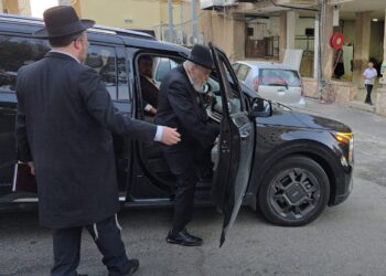 מרן הגרמ”ה הירש בדרך להפגנה הסמוכה לכלא 10