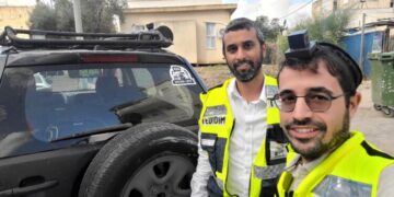 הוזנק מהתפילה לחלץ את הפעוט שננעל ברכב