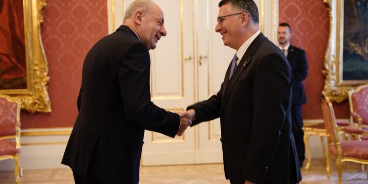 שר החוץ גדעון סער נפגש עם נשיא הונגריה תמאש סוליוק