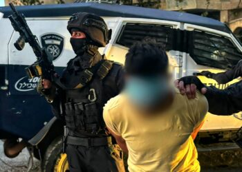 השב”כ והמשטרה עצרו שני חשודים בטרור ואיתרו מחרטת נשקים בחברון