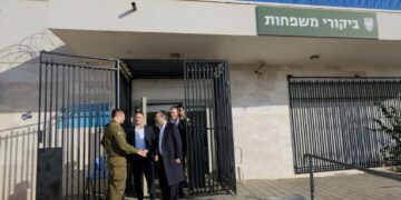 גפני ביציאה מביקור בחורי הישיבה בכלא הצבאי: זה כתם על מדינת ישראל