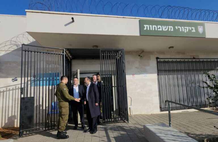 גפני ביציאה מביקור בחורי הישיבה בכלא הצבאי: זה כתם על מדינת ישראל