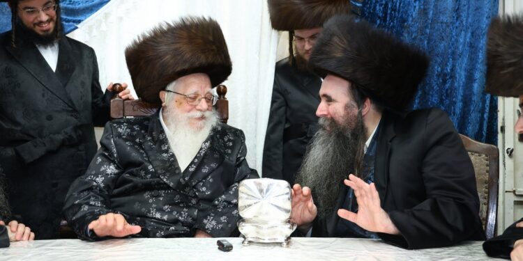 הרב הצעיר מקרית צאנז נתניה בביקור בסוכתו של כ”ק האדמור משאץ ויז’ניץ