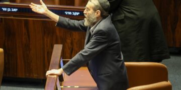 גפני על ליברמן: אתה איש צבוע