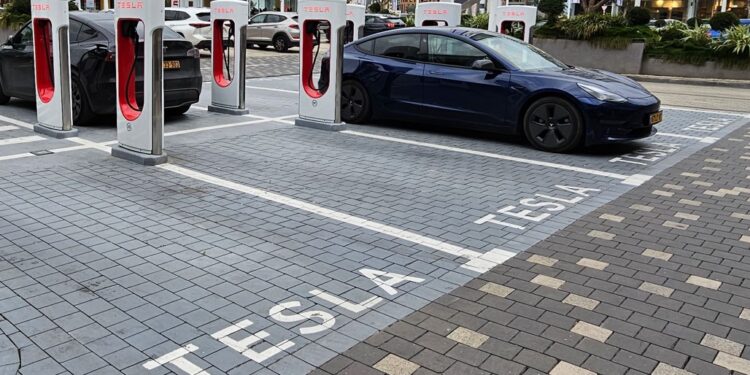 כמה יהיה המס על רכבים חשמליים ב-2026?