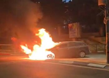 אלעד: רכב עלה באש בשדר’ יהודה הנשיא