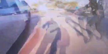 צפו: מנסה לדרוס שוטר שמגיב בירי