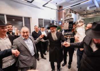 רוסיה: יהודי הכפר היוקרתי “נובי ווישקי” שמחו עם הספר התורה החדש