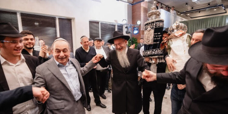רוסיה: יהודי הכפר היוקרתי “נובי ווישקי” שמחו עם הספר התורה החדש