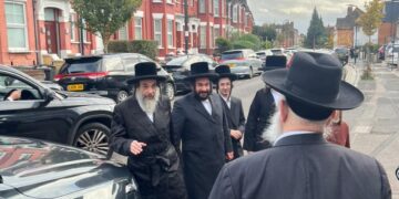 לונדון: ביקור בזק של בן כ”ק האדמו”ר מויז’ניץ