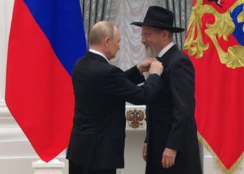 צפו: נשיא רוסיה העניק את אות מסדר הכבוד לרבה הראשי של המדינה