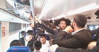 חרדים ברכבת.