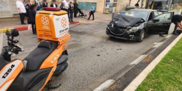 אלעד: נהג נפצע קל בהתנגשות רכבו באוטובוס