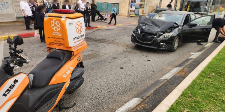 אלעד: נהג נפצע קל בהתנגשות רכבו באוטובוס