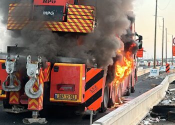 משאית עלתה באש סמוך לנתב”ג עמסים כבדים בכביש 1