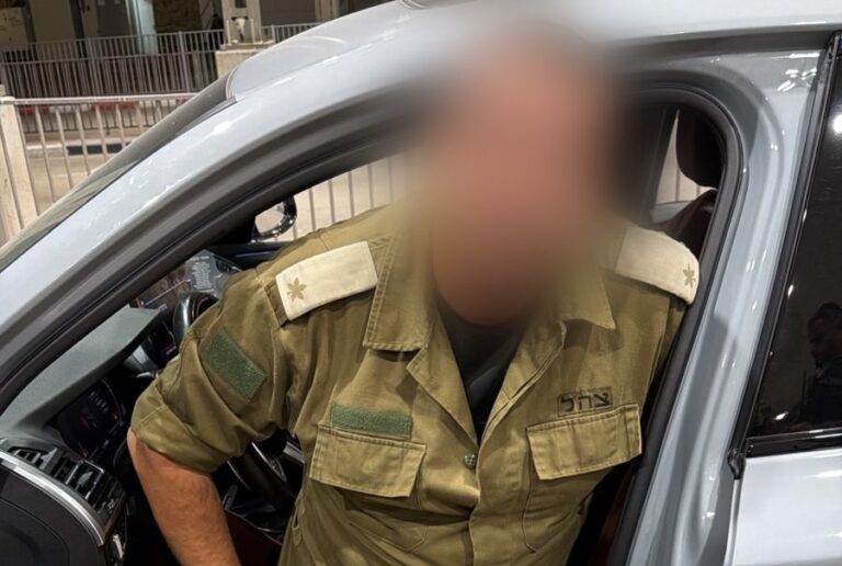 על מדי צה״ל - ובכפכפים עצרו חשוד שניסה להבריח שב"חים