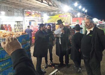 הרב לוי בביקורת פתע לילית – בשוק הסיטונאי