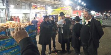 הרב לוי בביקורת פתע לילית – בשוק הסיטונאי