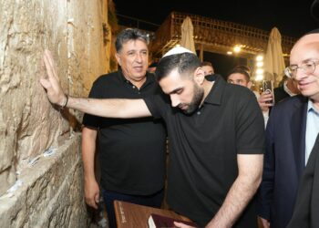 שורד השבי שגב כלפון ביקר בכותל המערבי וקיבל שריד עתיק