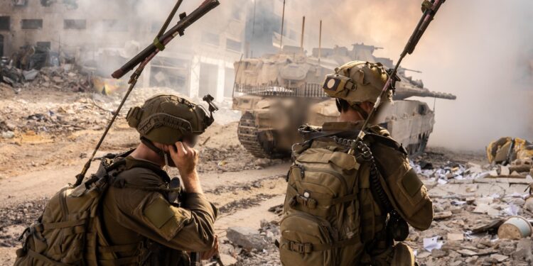 מחבלים יצאו ממנהרה ופגעו בחיילים – חמישה נפצעו