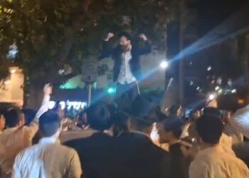 המשטרה עצרה לחקירה את האברך שרקד על גג ניידת המשטרה