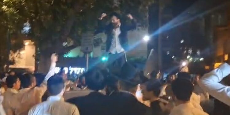 המשטרה עצרה לחקירה את האברך שרקד על גג ניידת המשטרה