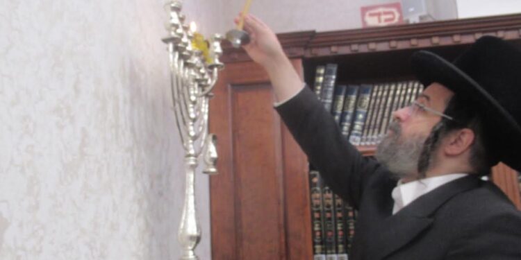 הסופר דוד דמן כובד להדליק את הנרות בביהמ”ד בעלזא