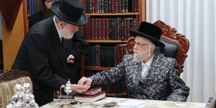 המלחין חיים בנט נכנס עם מקהלתו להתברך מהאדמו”ר