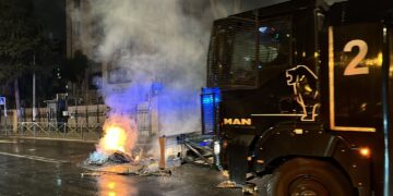 מכולות אשפה הוצתו והרחובות נחסמו בתום צעדת כבוד לעריק