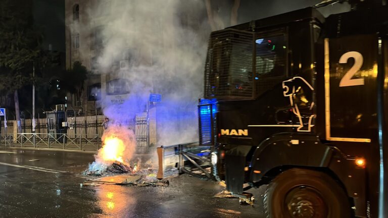 מכולות אשפה הוצתו והרחובות נחסמו בתום צעדת כבוד לעריק