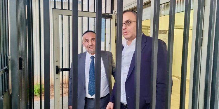 הח”כים משס הגיעו לביקור הבחורים הכלואים בכלא 10