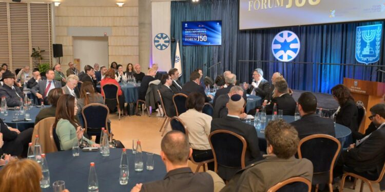 שר החוץ לקהילות היהודיות בעולם: עלו לארץ